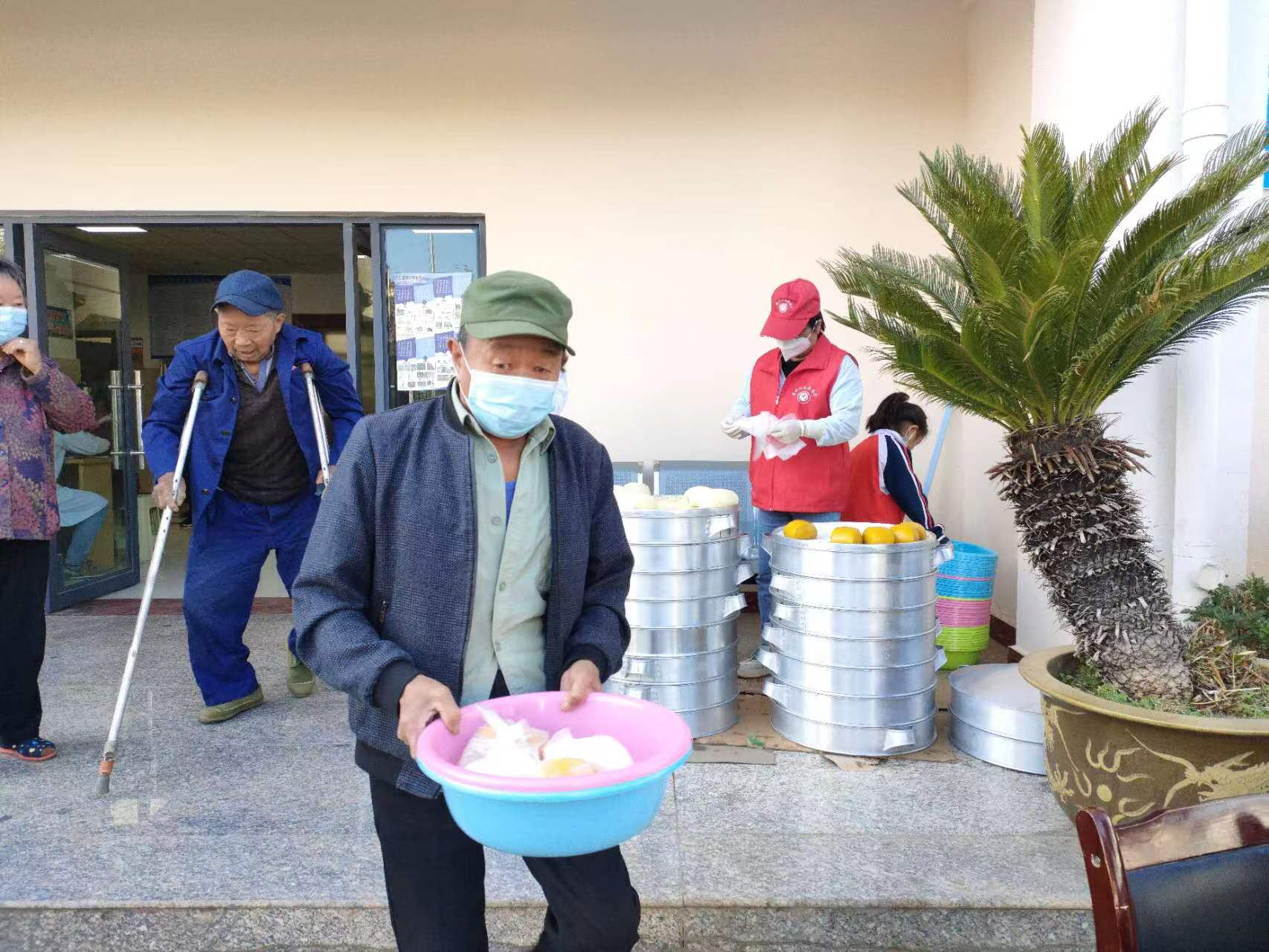 沾益区龙华街道：真情关爱老年人 免费体检暖人心3.jpg