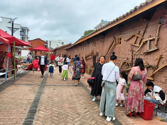 沾益区龙华街道：这个国庆，红瓦房“红”了4.jpg