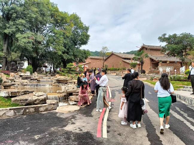 沾益区龙华街道：这个国庆，红瓦房“红”了44.jpg