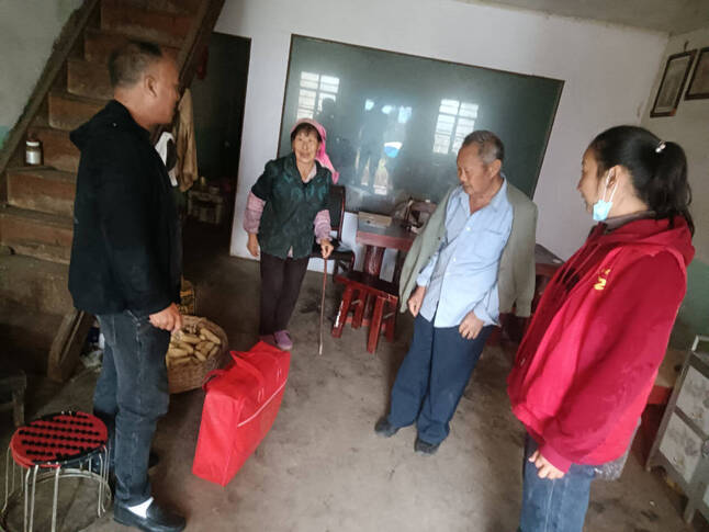 沾益区龙华街道发放冬春救灾物资 确保困难群众温暖过冬1.jpg